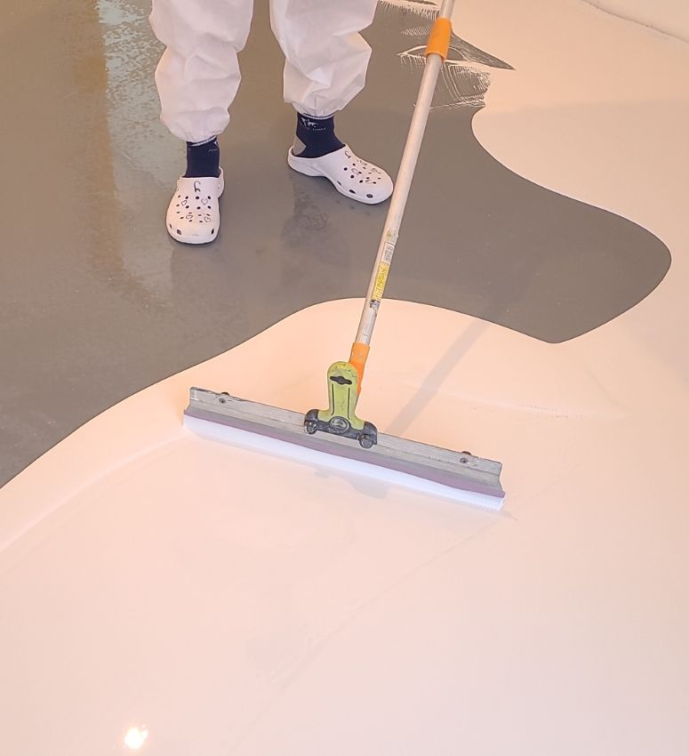 rozkładanie żywicy dużą raklą